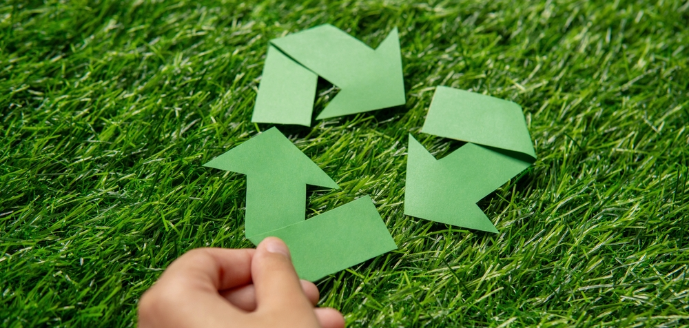 Símbolo de reciclaje que niño sostiene