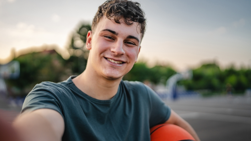 Adolescente se prepara para practicar actividad física y básquetbol