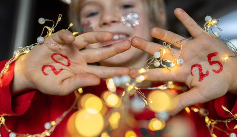 Niño contento celebra el Año Nuevo 2025