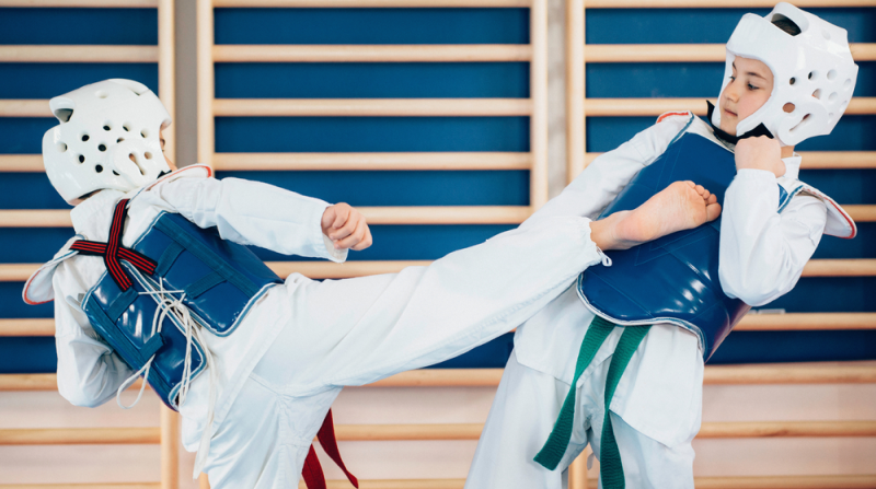 Dos niños practican actividad extraescolar, tae kwon do