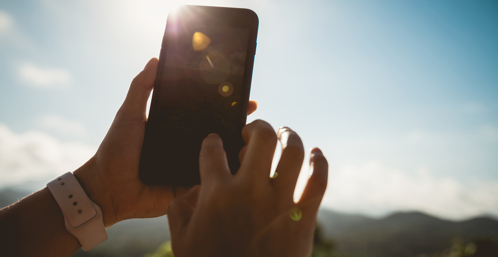 Adolescente toma fotografía de naturaleza