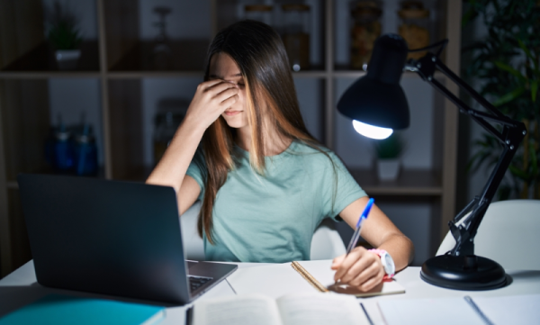 Adolescente estudiando sufre de ansiedad escolar