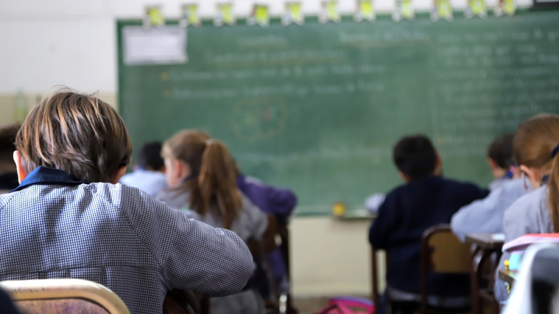 Estudiantes de primaria toman clases en aula