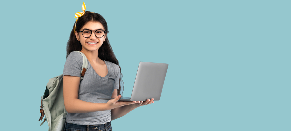 Estudiante de secundaria con computadora en fondo azul