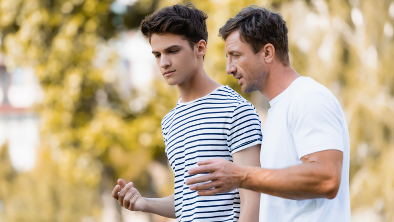 Padre pasea y da consejos a hijo adolescente