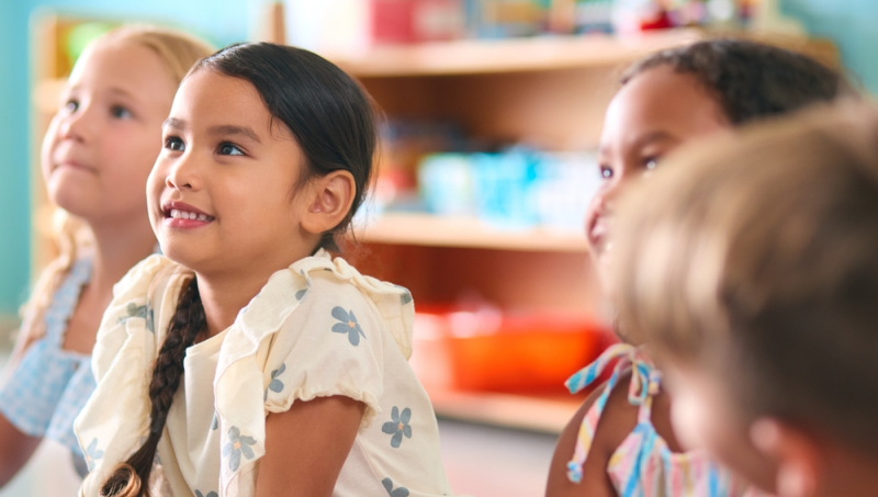 Niños contentos en escuela donde se promueve cultura de paz