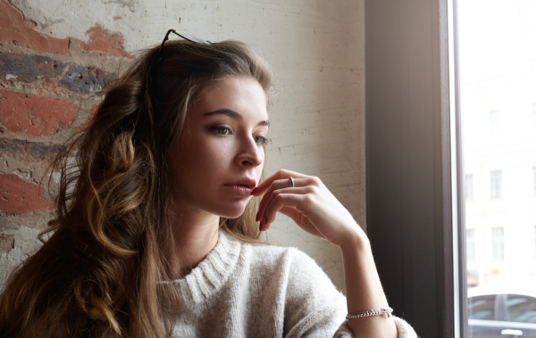 Adolescente reflexiona en un dilema moral