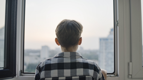 Adolescente ve a través de ventana resolviendo dilema moral