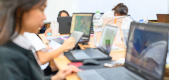 Niña de secundaria recibe educación en computadora