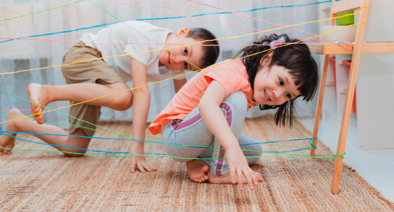 Niño y niña de preescolar hacen actividad física