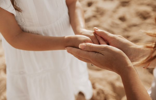 Mamá practica honestidad con su niña mediante ejemplo