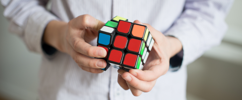 Niño practicando gimnasia cerebral con cubo de Rubik