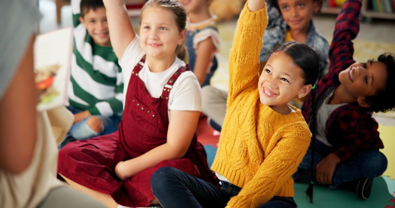 Niños de primaria participativos en clase dinámica