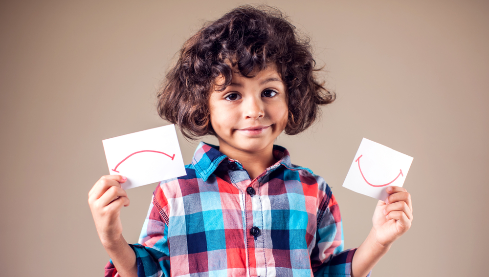 Niño con emociones negativas busca cómo solucionarlas