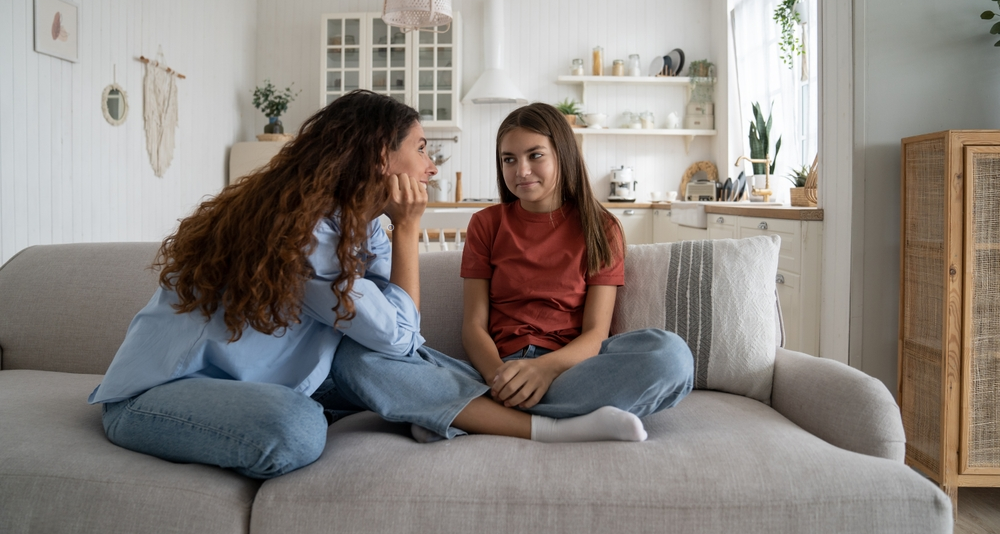 Mamá enseña a hija adolescente a escuchar mejor