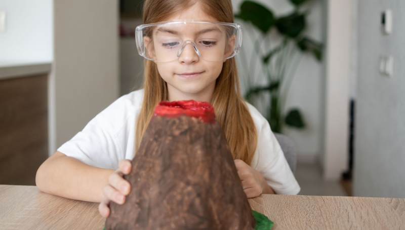 Niña de kínder hace experimento de volcán con bicarbonato