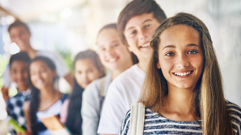 Grupo de adolescentes contentos y con autoestima sana