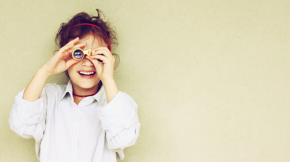 Niña alegre practica curiosidad como habilidad blanda