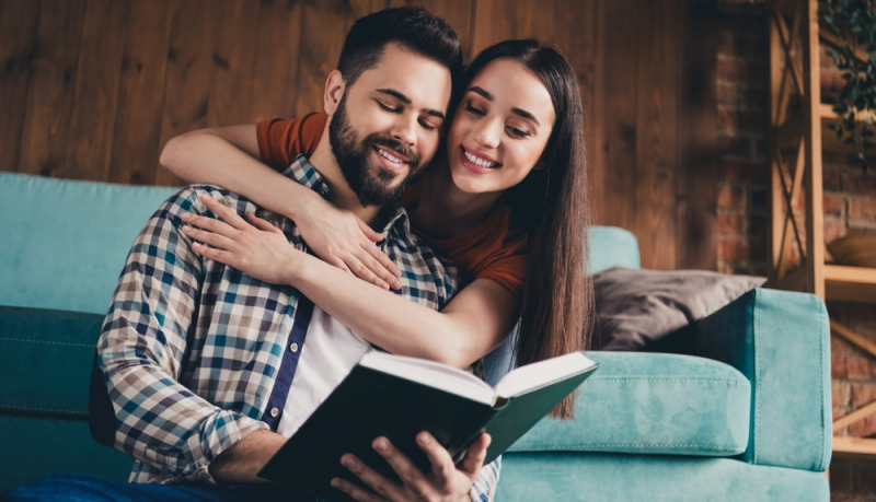 Padres de familia disfrutan de lectura motivacional