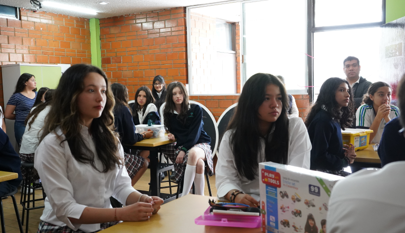 Estudiantes adolescentes en aula maker del Colegio Greenland