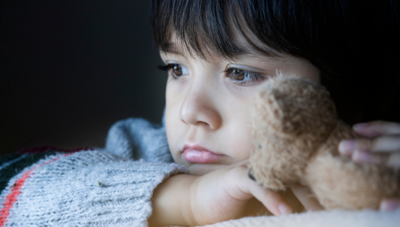 Niño de 5 años experimenta miedo frecuente