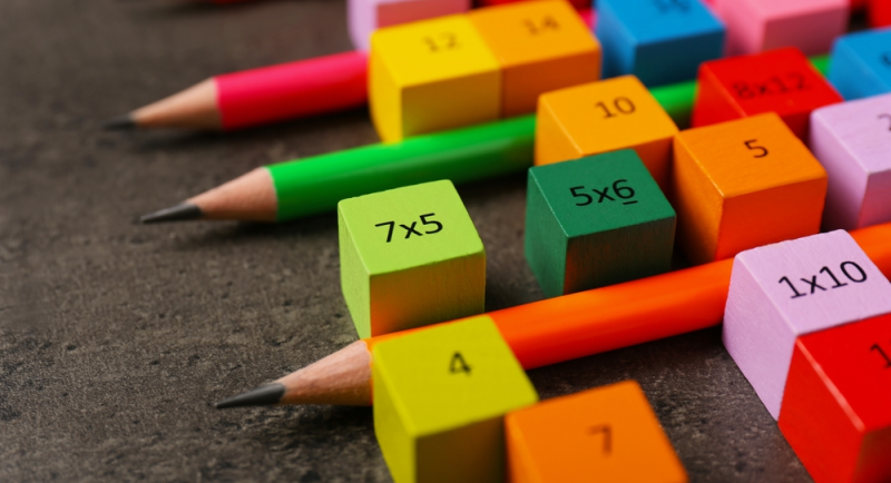 Lápices con cubos de multiplicación diseñados para niños