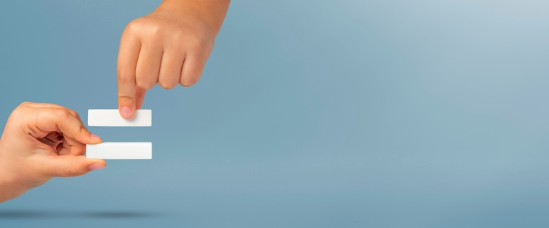 Mano de niño sostienen símbolo de igualdad de género