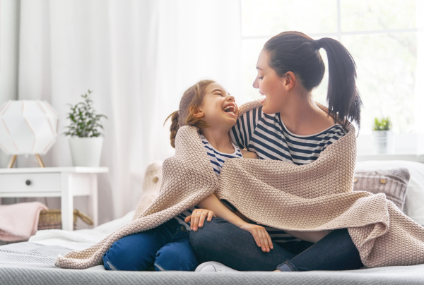 Mamá jugando a hacer preguntas divertidas a hija