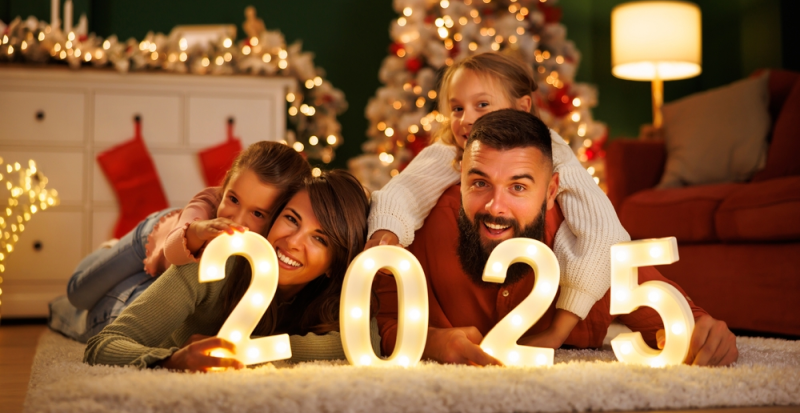 Padres festejan el Año Nuevo 2025 con sus hijos