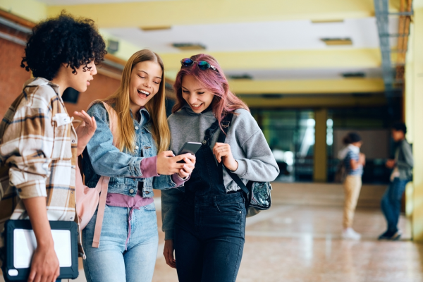 Adolescentes disfrutan de ambiente escolar seguro