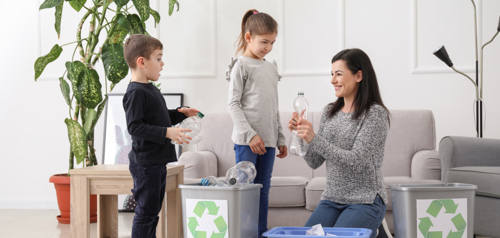 Niños de primaria aprenden a reciclar con su mamá