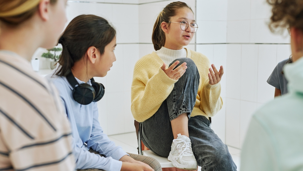 Grupo de adolescentes conversan en taller socioemocional