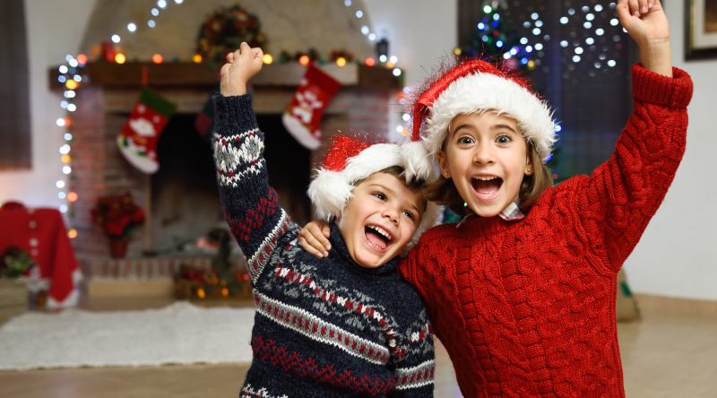 Niños celebrando en vacaciones de Navidad