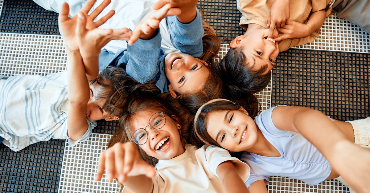 Grupo de niños divirtiéndose en primaria mientras aprenden