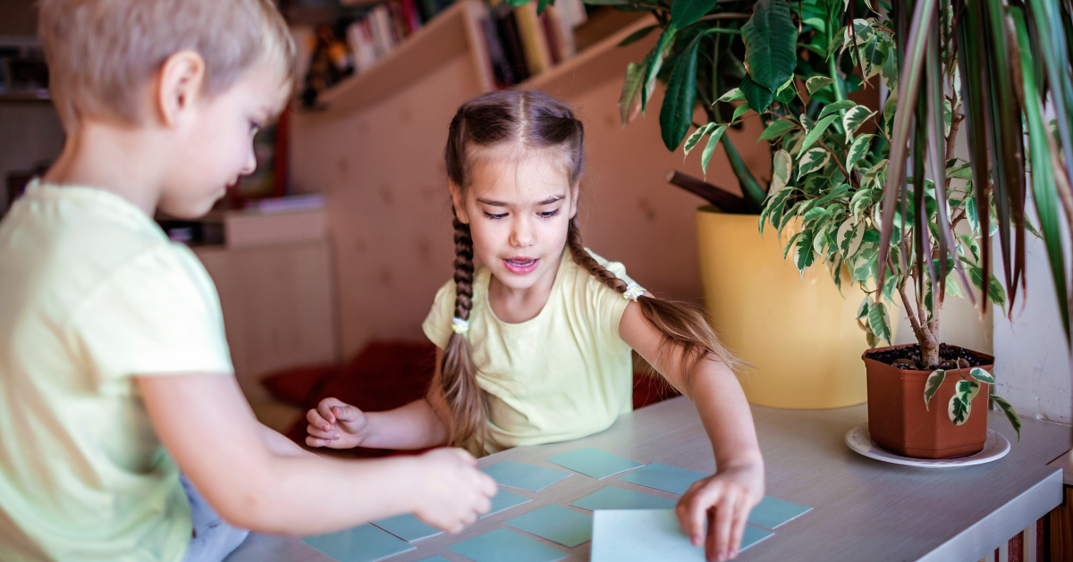 Niños juegan memorama para aprender inglés mejor