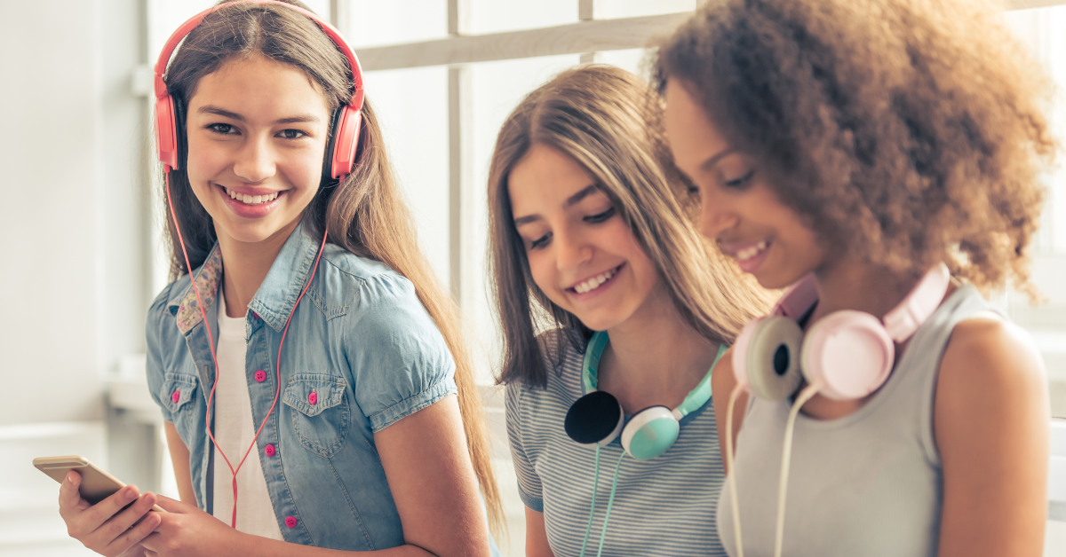 Tres adolescentes escuchando música como pasatiempo recreativo