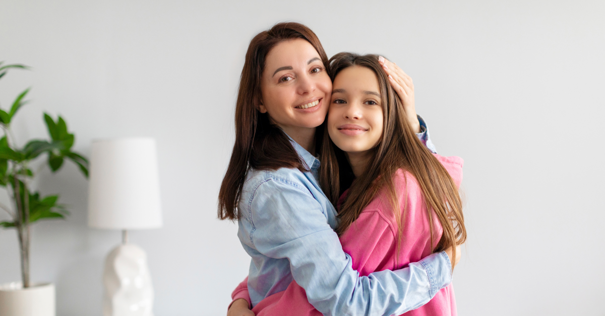 Madre abraza con ternura a su hija adolescente
