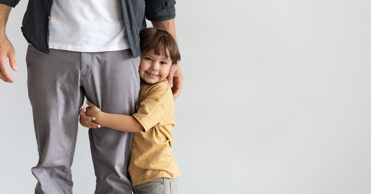 Niño abraza a padre que lo educa responsablemente