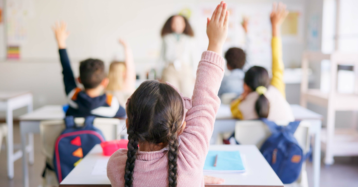 Niños atentos en aula en escuela privada de CDMX