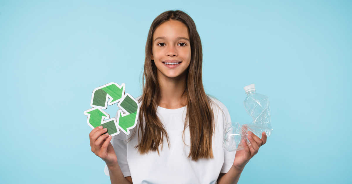 Niña de primaria se dispone a reciclar botella