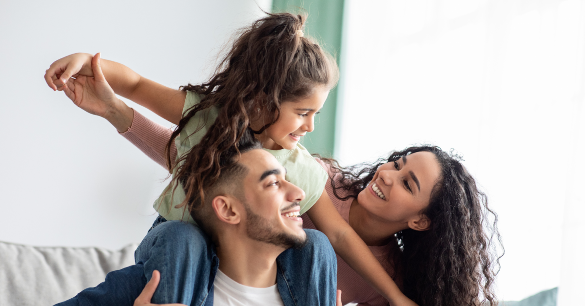 Madre y padre responsables cuidan a niña