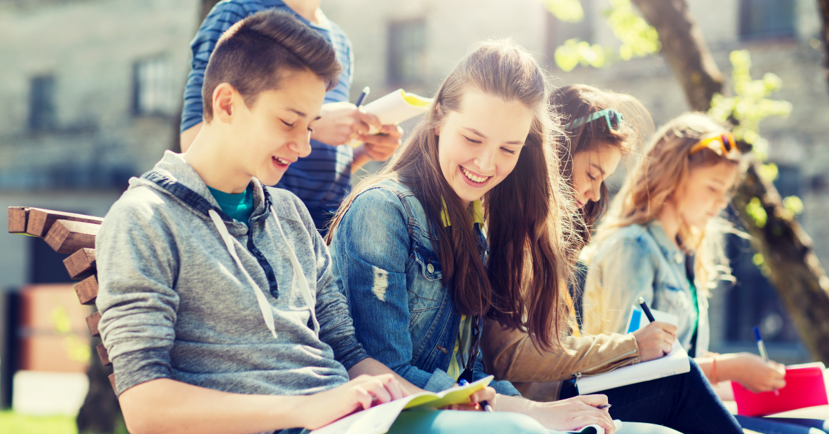 Estudiantes de secundaria escriben frases de despedida