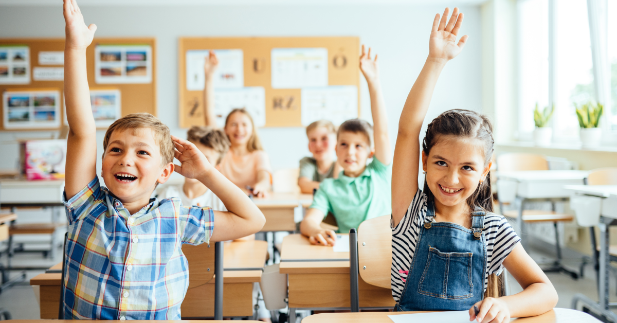 Niños participativos que estudian en primaria de paga