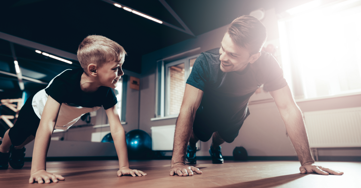 Niño de 12 años hace ejercicio con padre